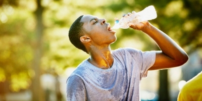 Cơ thể chúng ta mất bao nhiêu nước mỗi ngày?